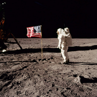 Снимок миссии Аполлона 11 c хромадаптацией в координатах XYZ по известным цветам флага