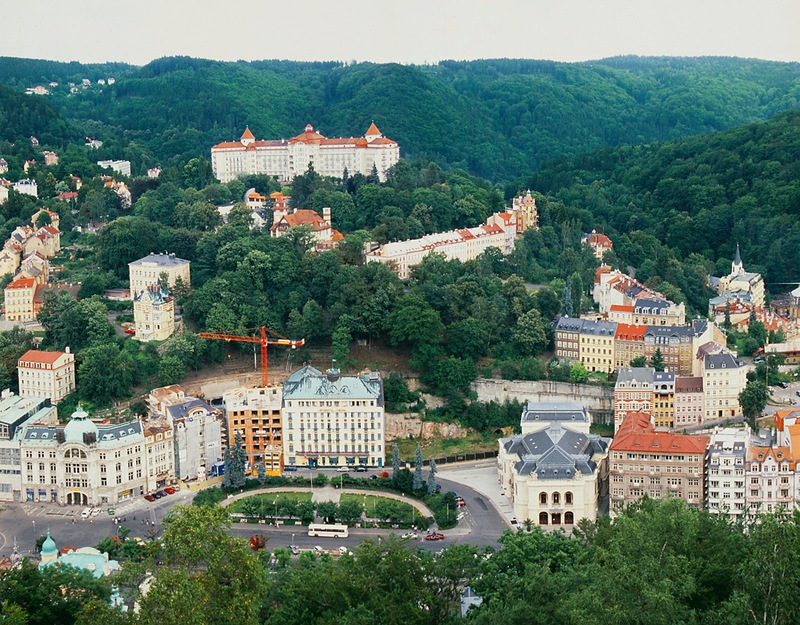 Карловы Вары. Панорама из 2 слайдов. Площадь Ленина (бывш. пл. Гитлера)